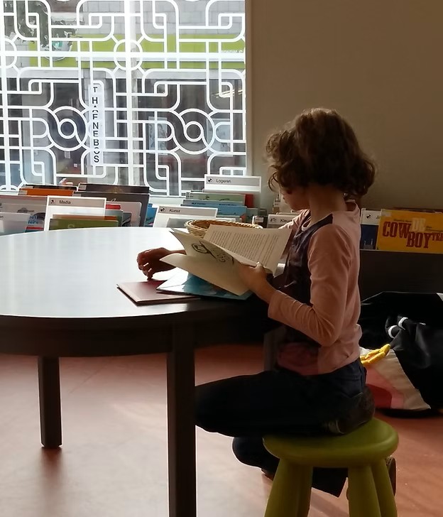 Kind leest rustig in de leeshoek van de klas